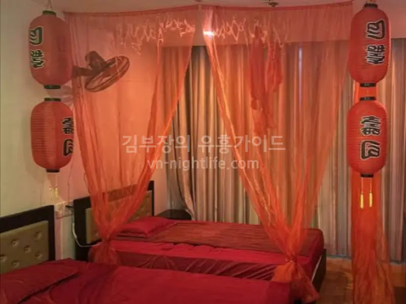 Red Swing — photo 2