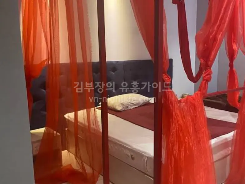 Red Swing — photo 3