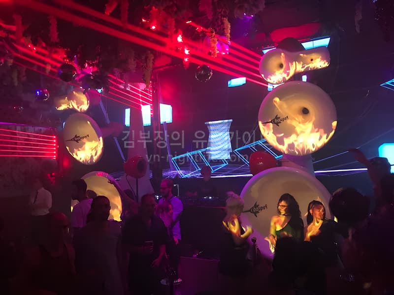다낭 블룸나이트클럽 조명 조형물과 DJ부스
